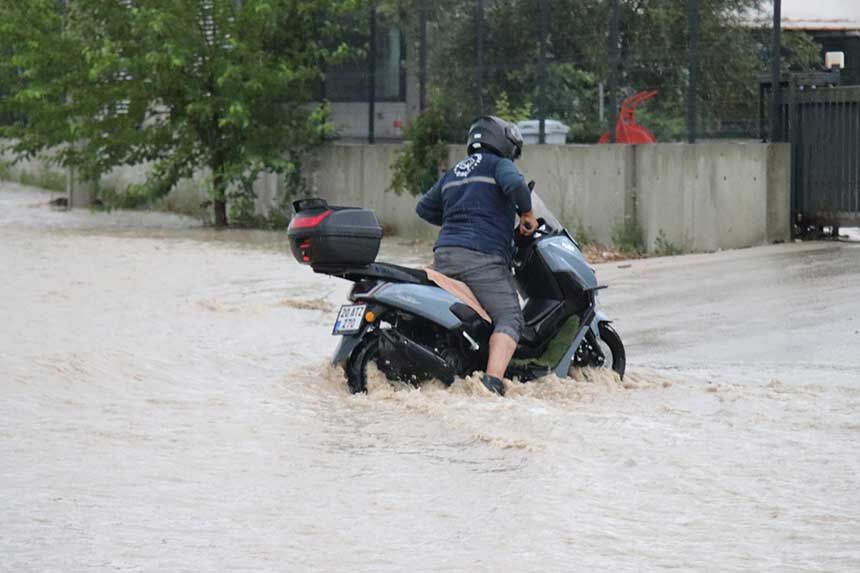 Denizlide Saganak Nedeniyle Karayolu Ulasima Kapandi 4