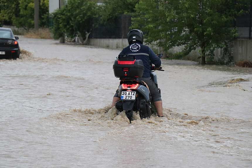 Denizlide Saganak Nedeniyle Karayolu Ulasima Kapandi 7