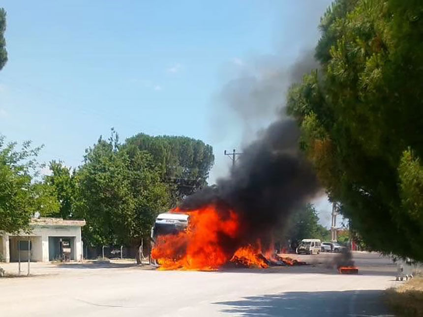 Denizlide Saman Yuklu Tir Alev Alev Yandi 1