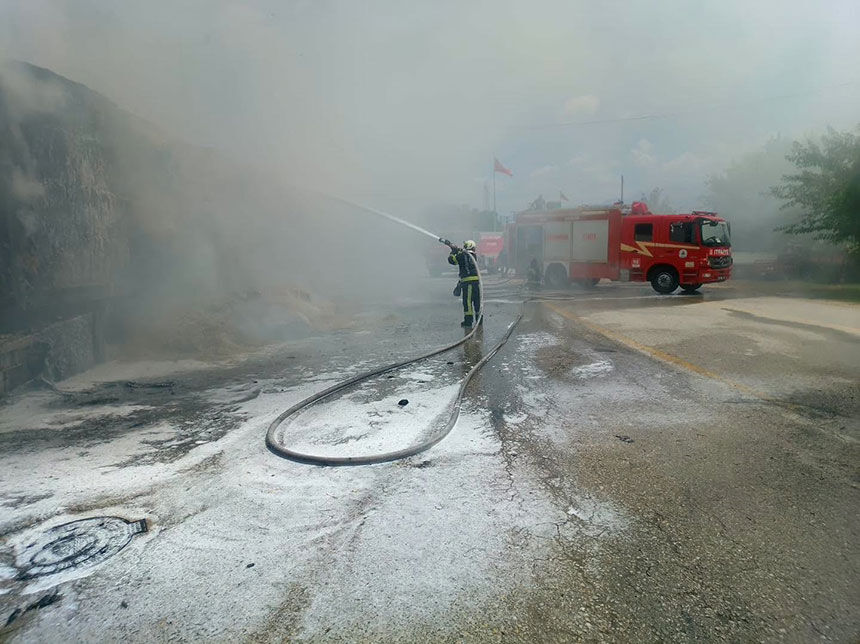 Denizlide Saman Yuklu Tir Alev Alev Yandi 3