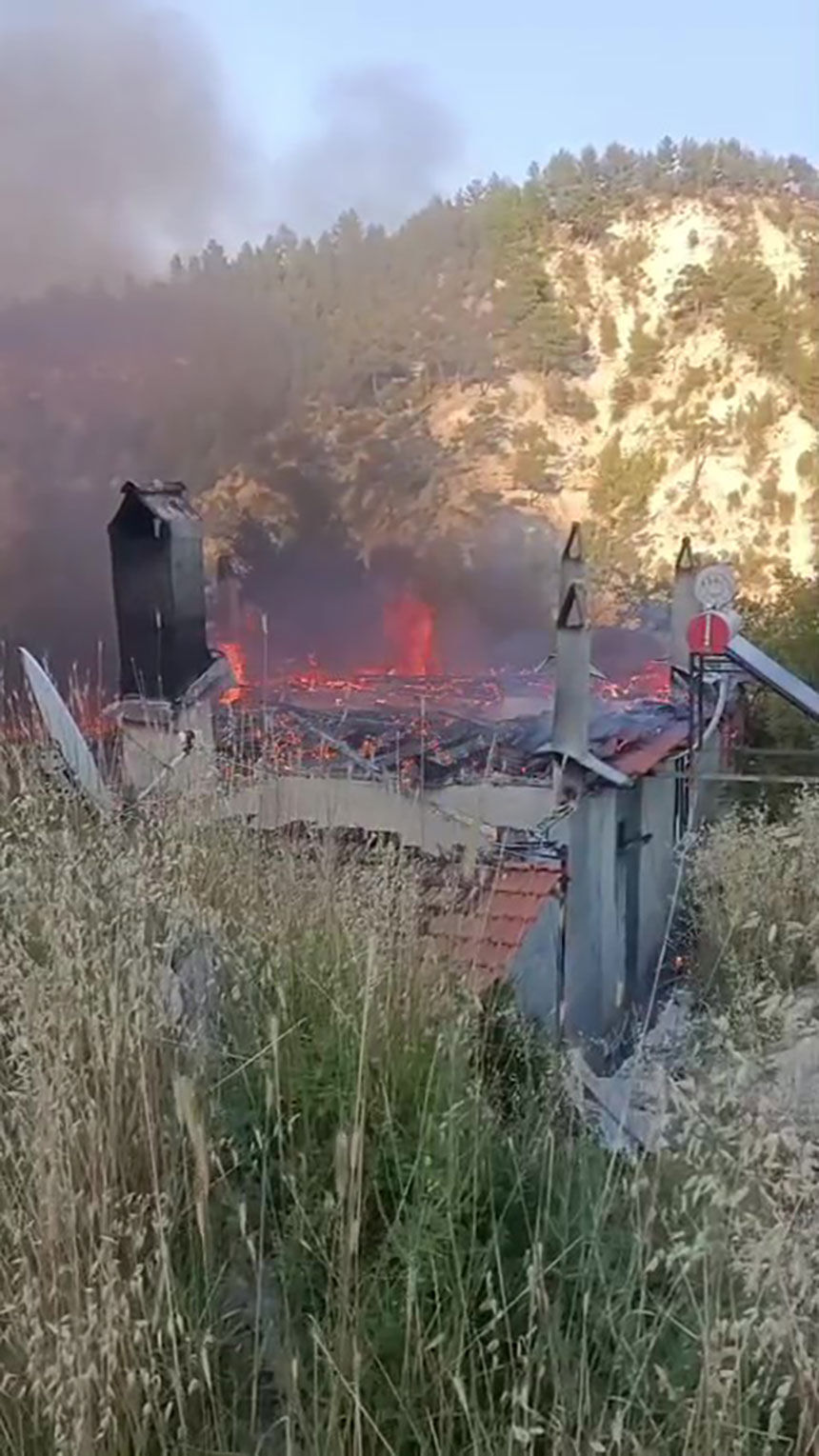 Denizlide Tek Katli Ev Yangin Sonrasi Harabeye Dondu 3