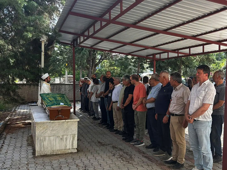 Gazeteci Sozerinin Annesi Son Yolcuguna Ugurlandi 1