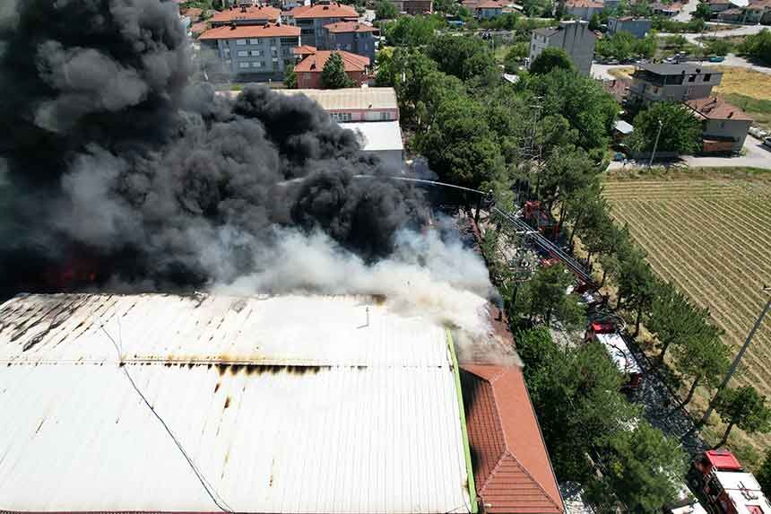 Kaucuk Fabrikasindaki Yangin Havadan Goruntulendi 1