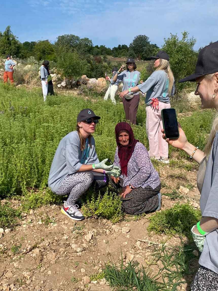 Pamukkalede 150 Kisilik Rus Kafilesi Gozlerde Kekik Hasadi Yapti 2