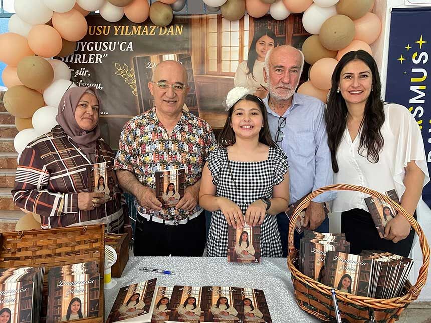 Sanatci Annenin Kizi 10 Yasinda Siir Kitabi Cikardi 4