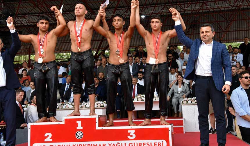 665 Tarihi Kirkpinar Yagli Gureslerinde Denizli Gururu Cahit Hamza Aysel Kursuye Cikti 1