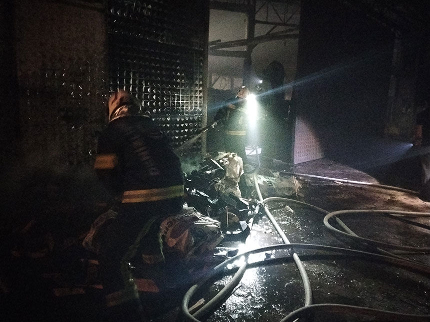 Cal Sanayi Sitesinde Gece Yarisi Yangin Panigi Marangozhane Alev Alev Yandi 1