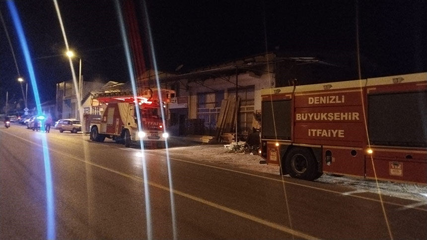 Cal Sanayi Sitesinde Gece Yarisi Yangin Panigi Marangozhane Alev Alev Yandi 2