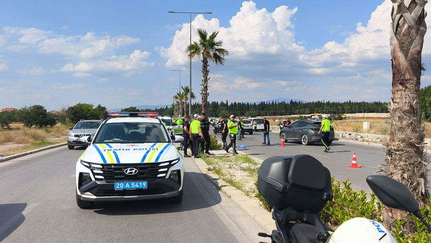 Denizli Pamukkalede Motosiklet Refujdeki Agaca Carpti 1 Agir Yarali1