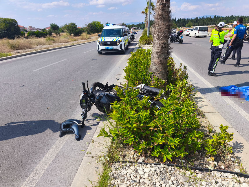 Denizli Pamukkalede Motosiklet Refujdeki Agaca Carpti 1 Agir Yarali2