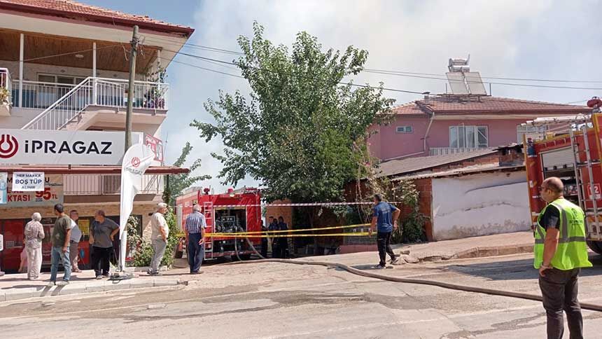 Denizli Pinarkentte Korkutan Yangin Bahce Atesi Ev Ve Tup Deposuna Sicradi 2