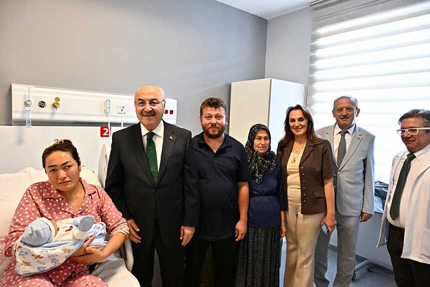 Denizli Valisi Kosger Acil Durum Hastanesini Inceledi Ilk Dogan Bebege Anlamli Ziyaret 7