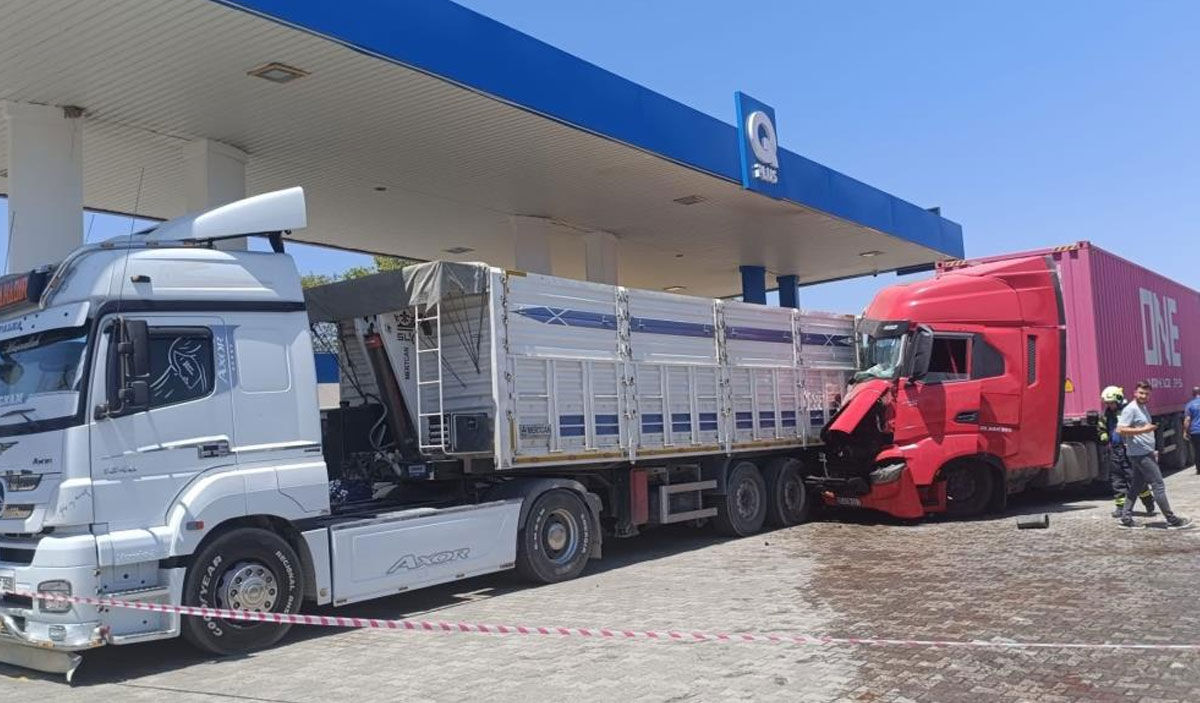 Denizlide Faciadan Donuldu Bayginlik Geciren Tir Soforu Yakit Alan Tira Carpti 1