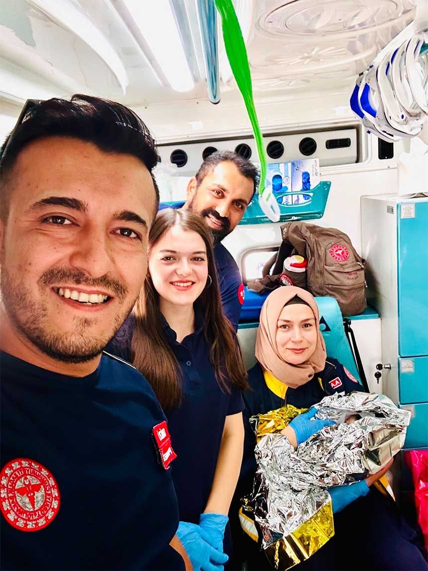 Denizlide Hastaneye Yetisemeyen Anneye 112 Ekipleri Olay Yerinde Dogum Yaptirdi 1