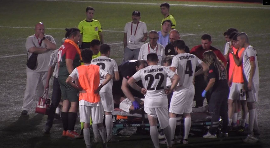 Denizli'de Rakibiyle Çarpışan Futbolcu Hastaneye Götürüldü1