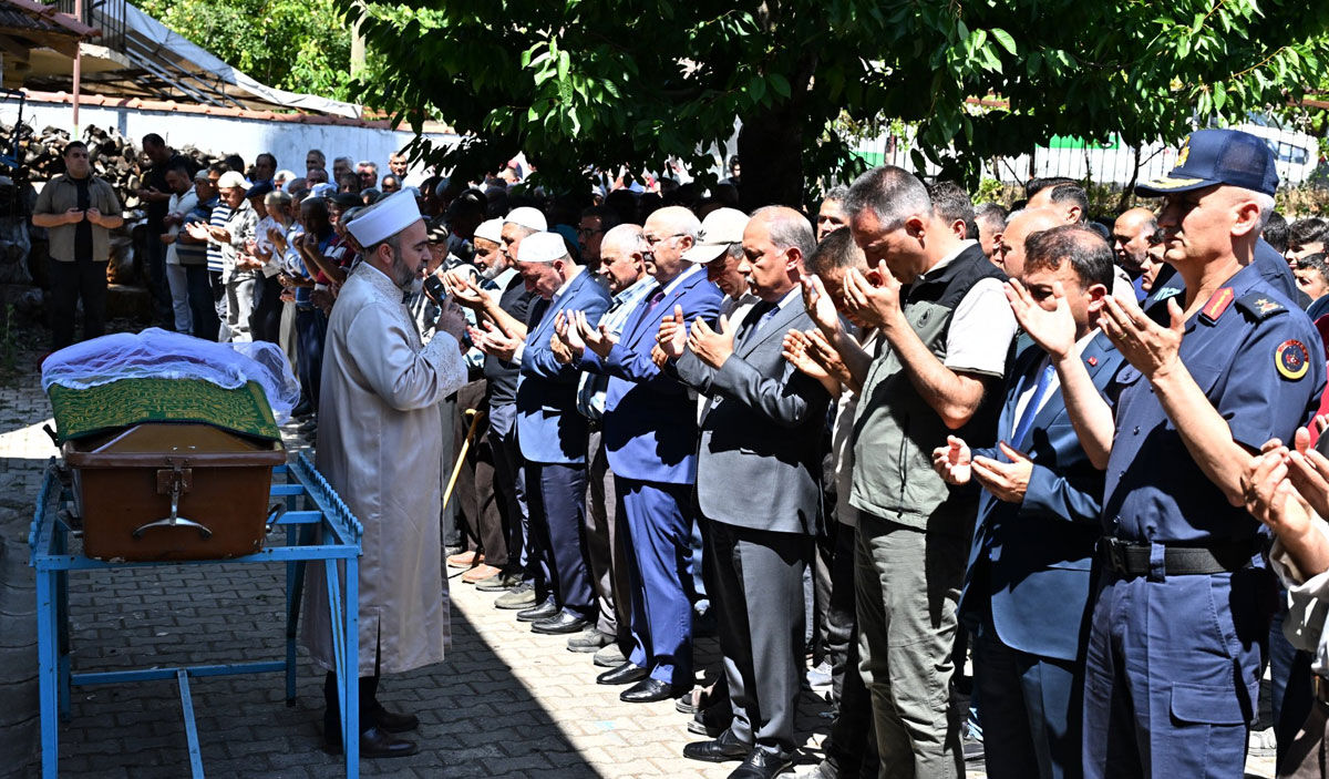 Denizlide Traktor Kazasinda Hayatini Kaybeden Selver Gungor Topraga Verildi 1
