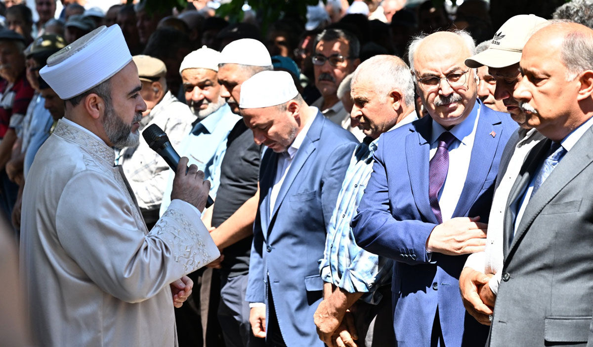 Denizlide Traktor Kazasinda Hayatini Kaybeden Selver Gungor Topraga Verildi