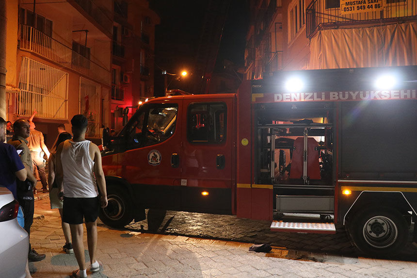 Denizlide Yanan Catiya Hortumla Cikan Vatandas Mahalleliye Ecel Terleri Dokturdu 1