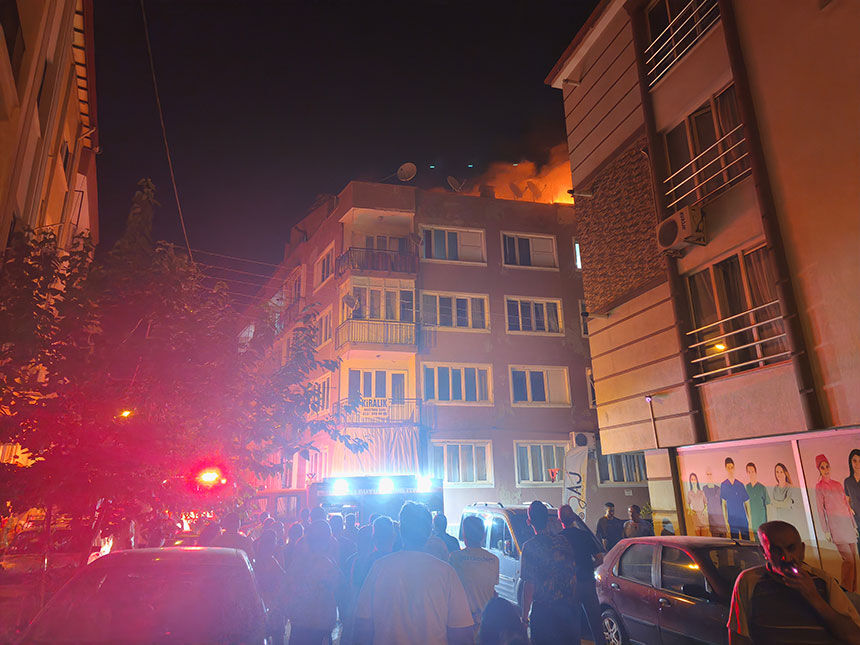 Denizlide Yanan Catiya Hortumla Cikan Vatandas Mahalleliye Ecel Terleri Dokturdu 2