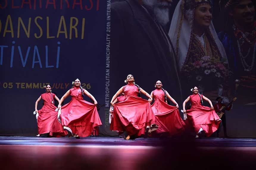 Dunyanin Butun Renkleri Denizlide Bulustu