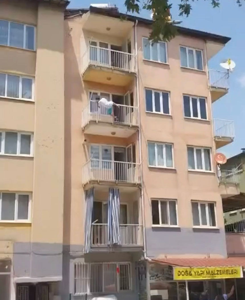 Pamukkale Aci Olay Balkondan Dusen Kadin Yasamini Yitirdi 2