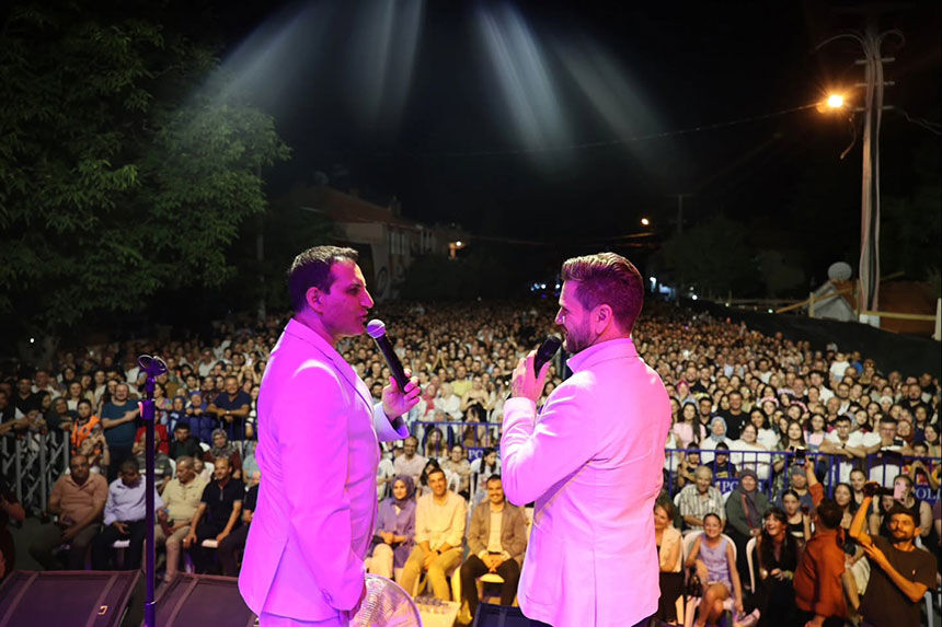 8 Uluslararasi Tavas Zeybek Festivalinde Rafet El Roman Sahne Aldi 1