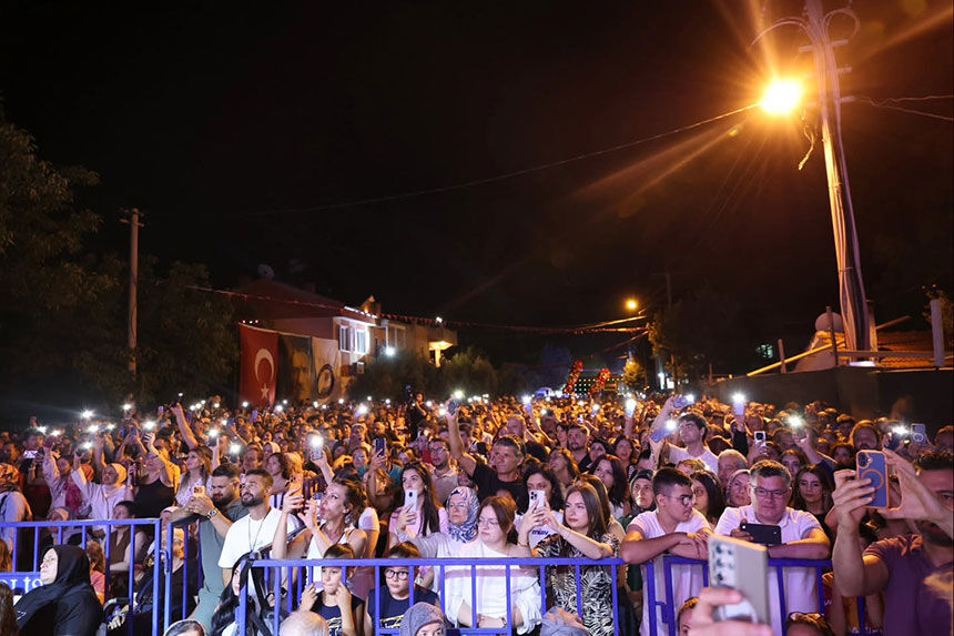 8 Uluslararasi Tavas Zeybek Festivalinde Rafet El Roman Sahne Aldi 2