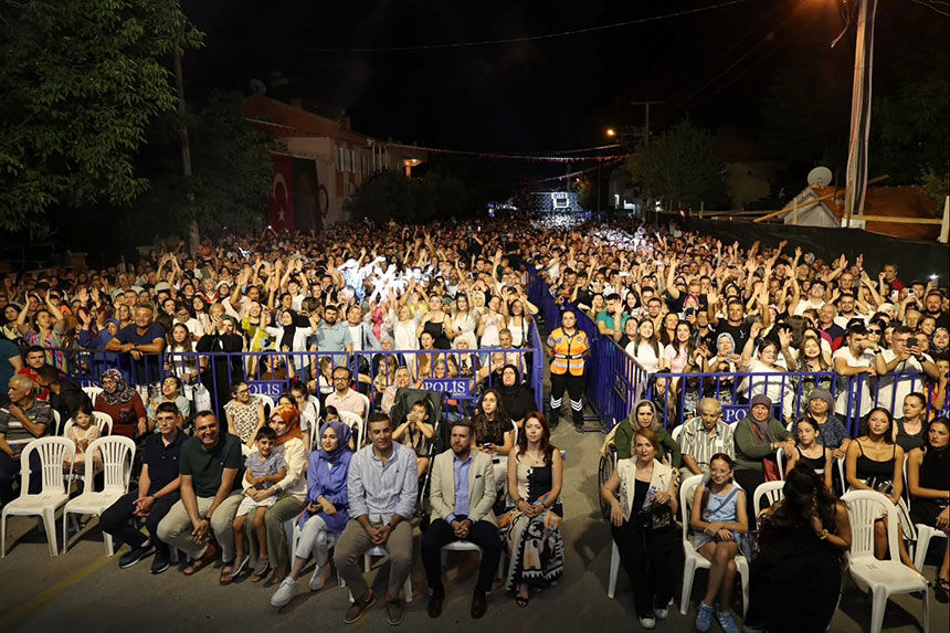 8 Uluslararasi Tavas Zeybek Festivalinde Rafet El Roman Sahne Aldi 4