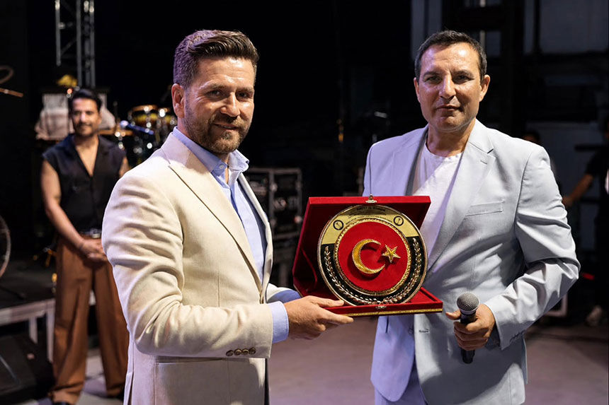 8 Uluslararasi Tavas Zeybek Festivalinde Rafet El Roman Sahne Aldi 5
