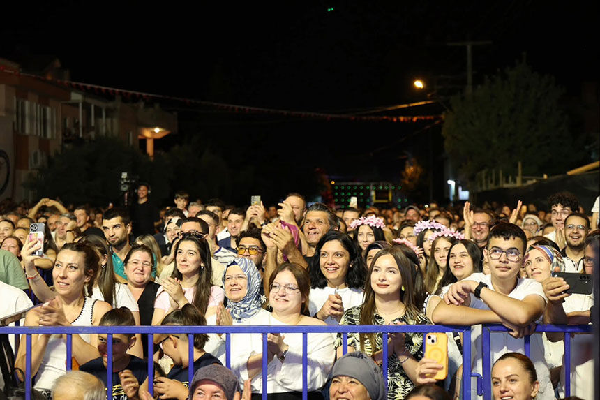 8 Uluslararasi Tavas Zeybek Festivalinde Rafet El Roman Sahne Aldi