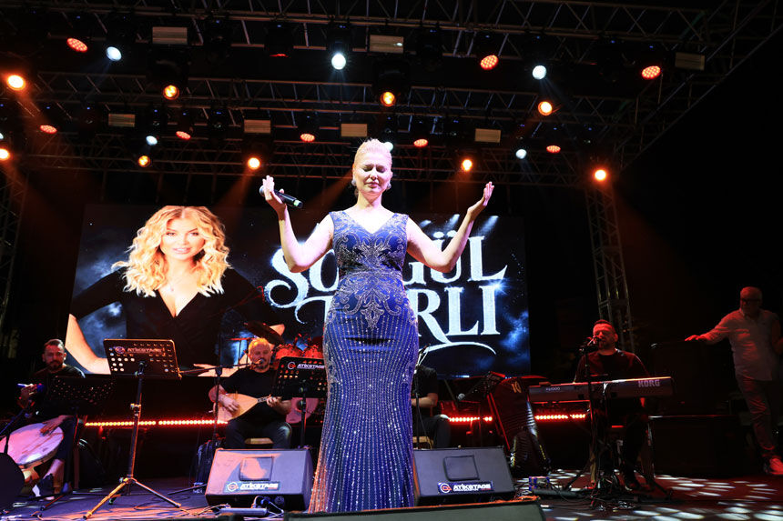 Cameli Festivalinde Songul Karli Ruzgari Sahneden Indi Vatandasla Turku Soyledi1
