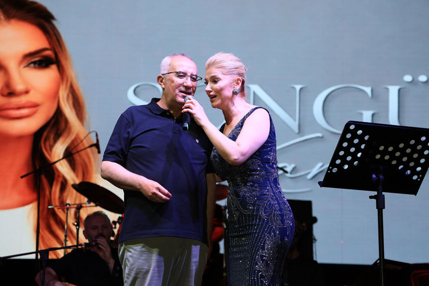 Cameli Festivalinde Songul Karli Ruzgari Sahneden Indi Vatandasla Turku Soyledi3