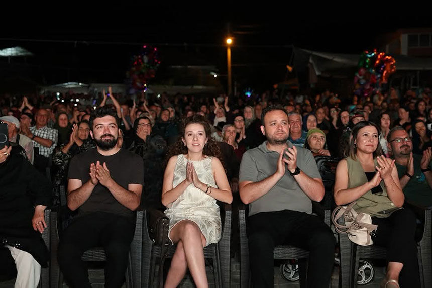 Civrilde Muzik Gunleri Coskuyla Basladi Ilk Geceye Necati Ve Saykolar Damga Vurdu