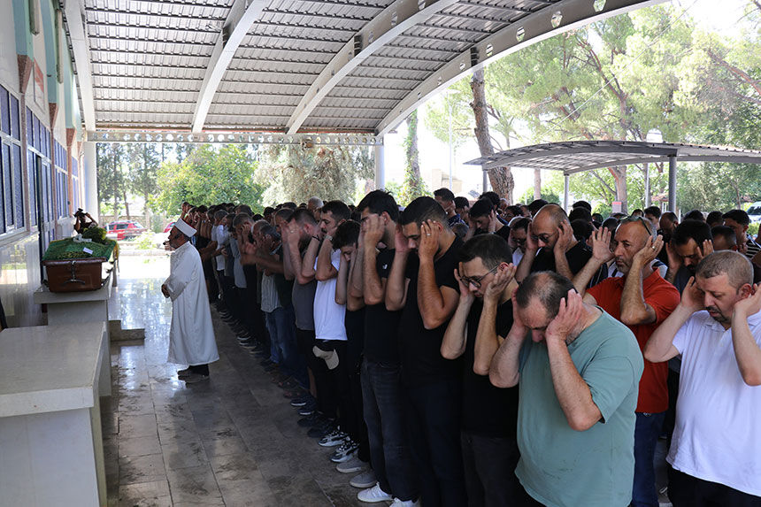 Denizli Pamukkalede Otomobilin Carptigi Arzu Acunsoz Son Yolculuguna Ugurlandi 1
