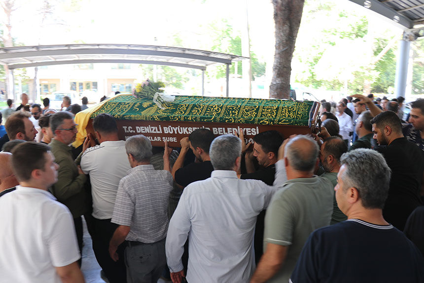 Denizli Pamukkalede Otomobilin Carptigi Arzu Acunsoz Son Yolculuguna Ugurlandi 3