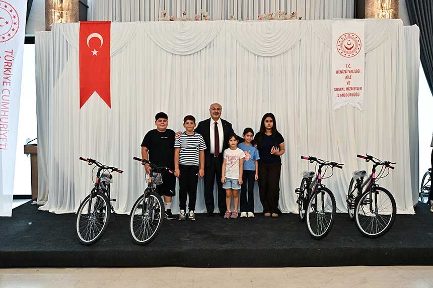 Denizli Valisi Yavuz Selim Kosger Biz Buyuk Bir Aileyiz Programinda Cocuklarla Bulustu 3