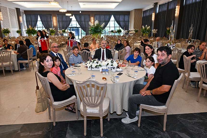 Denizli Valisi Yavuz Selim Kosger Biz Buyuk Bir Aileyiz Programinda Cocuklarla Bulustu 4