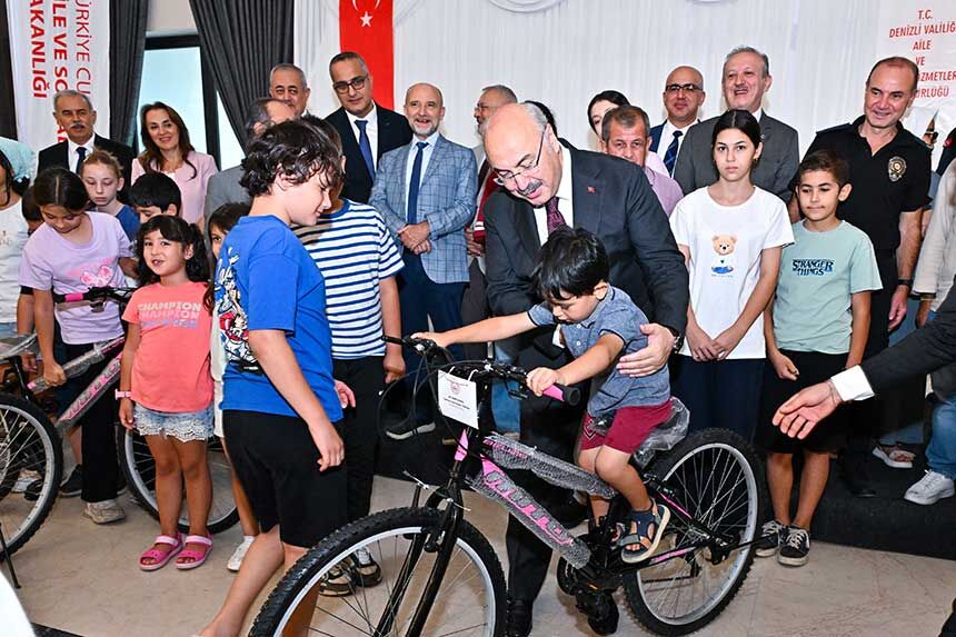 Denizli Valisi Yavuz Selim Kosger Biz Buyuk Bir Aileyiz Programinda Cocuklarla Bulustu 5