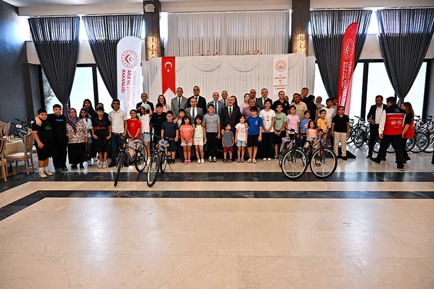Denizli Valisi Yavuz Selim Kosger Biz Buyuk Bir Aileyiz Programinda Cocuklarla Bulustu 6