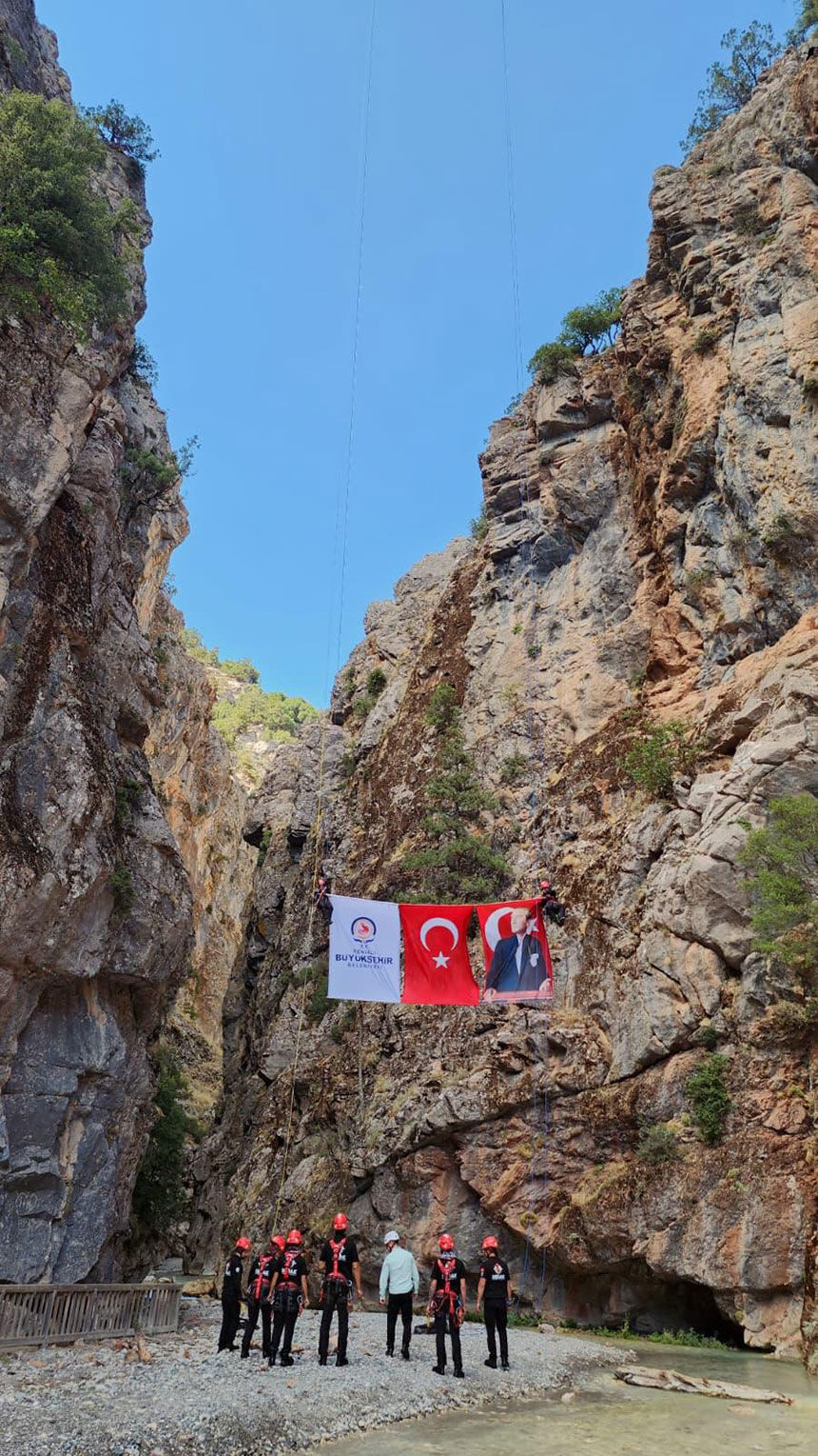 Denizlide 75 Metre Yukseklikte Dev Bayrakli Zafer Inisi 2