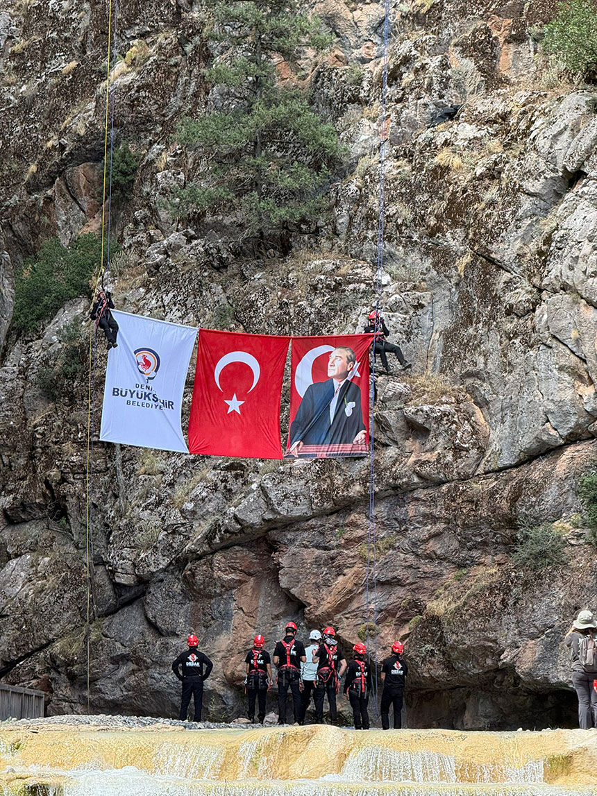 Denizlide 75 Metre Yukseklikte Dev Bayrakli Zafer Inisi 3