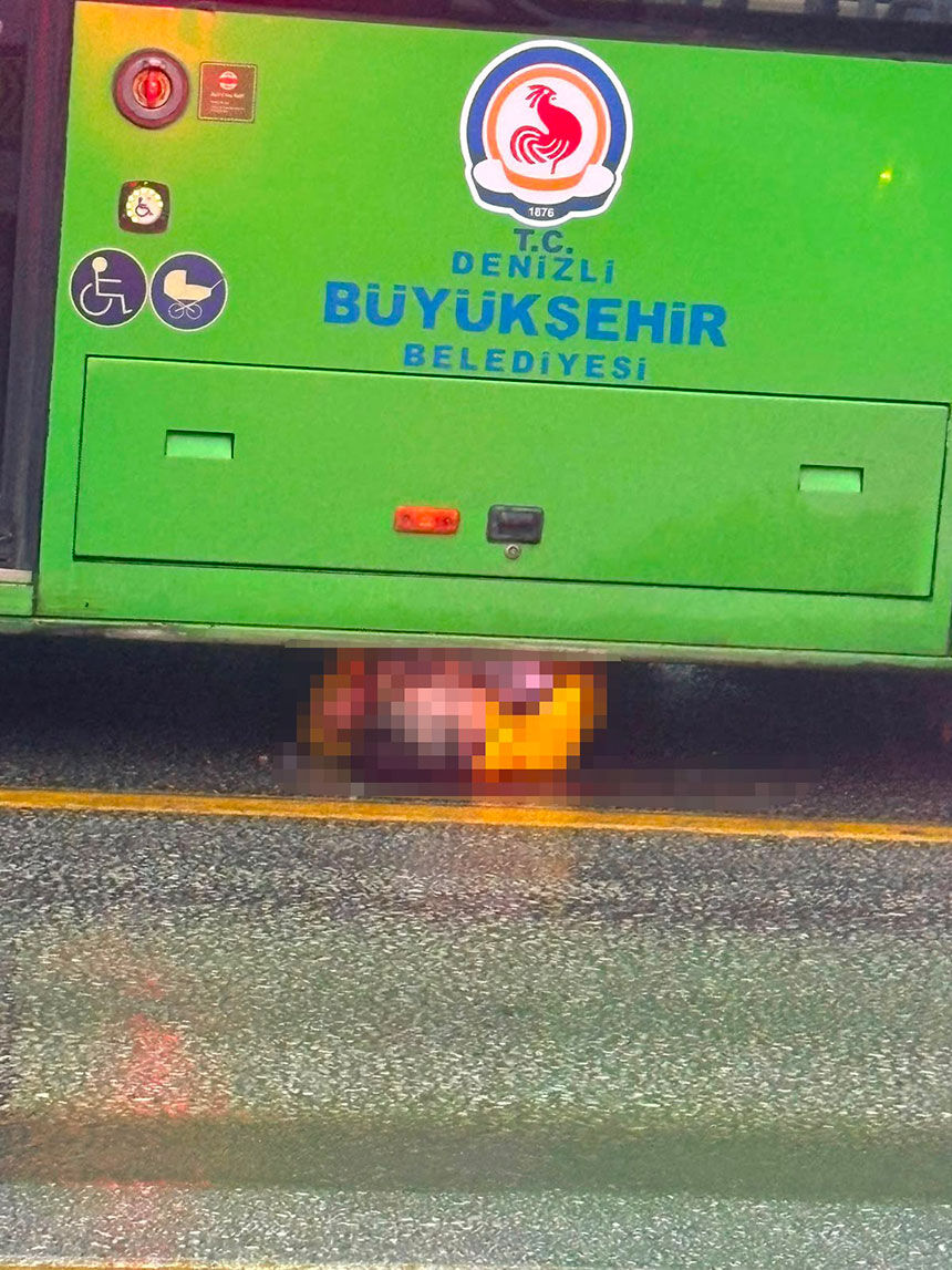 Denizlide Devrilen Motosikletin Surucusu Otobusun Altinda Kaldi 1 Olu 4