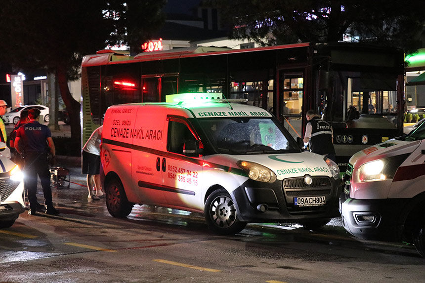 Denizlide Devrilen Motosikletin Surucusu Otobusun Altinda Kaldi 1 Olu 5