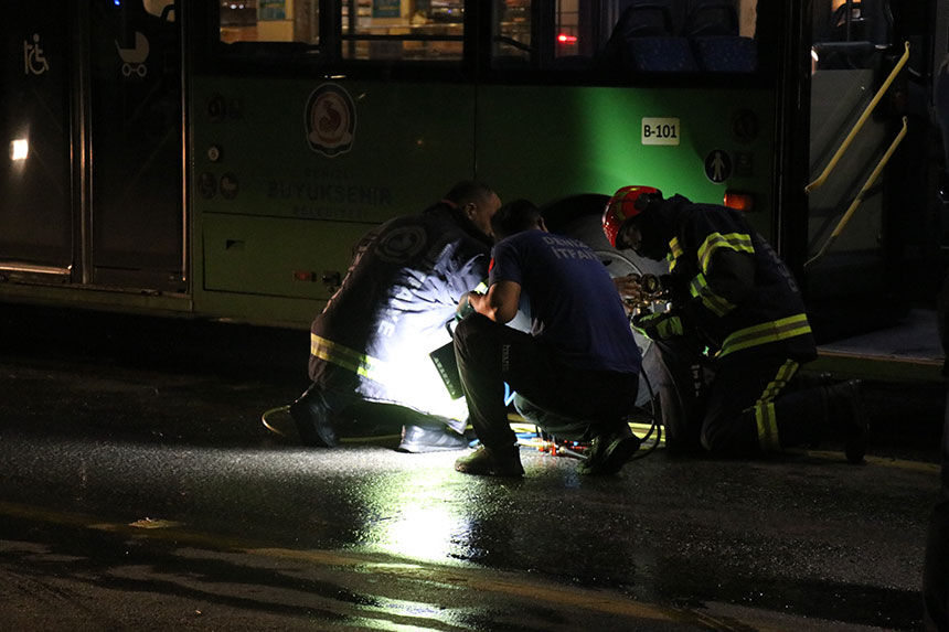Denizlide Devrilen Motosikletin Surucusu Otobusun Altinda Kaldi 1 Olu 6
