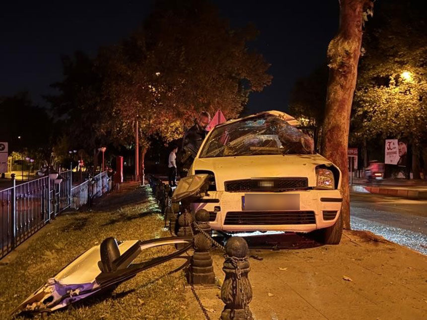 Denizlide Korkutan Kaza Kontrolden Cikan Otomobil Agaca Carpti 1 Yarali 1-1