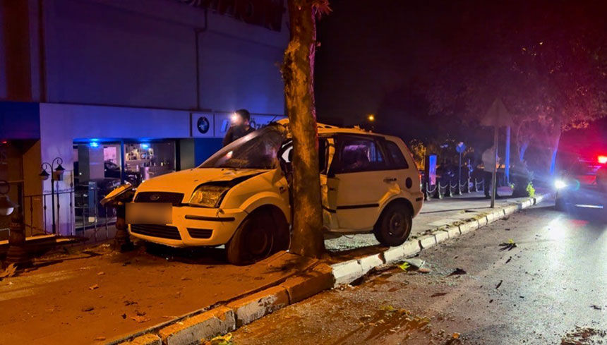 Denizlide Korkutan Kaza Kontrolden Cikan Otomobil Agaca Carpti 1 Yarali 2-1