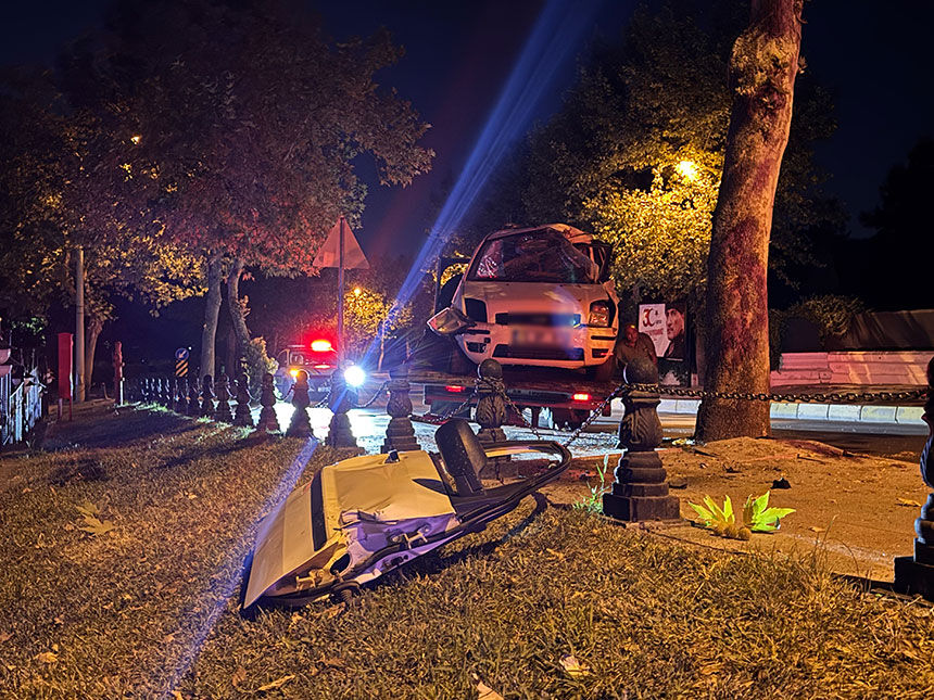 Denizlide Korkutan Kaza Kontrolden Cikan Otomobil Agaca Carpti 1 Yarali 3