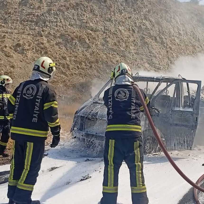 Denizlide Seyir Halindeki Kamyonet Alev Aldi 1