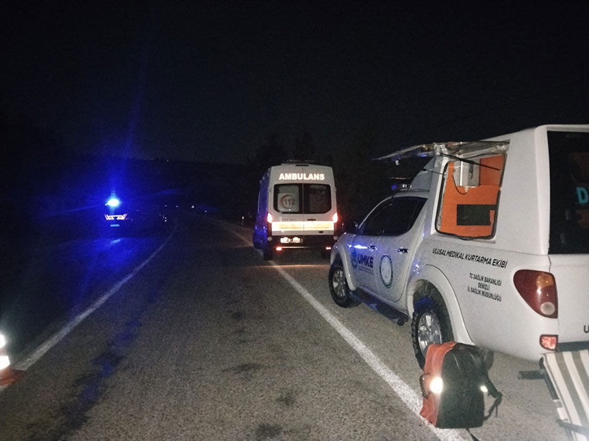 Denizlide Trafik Kazasi Sarampole Devrilen Aracin Surucusu Araniyor 2