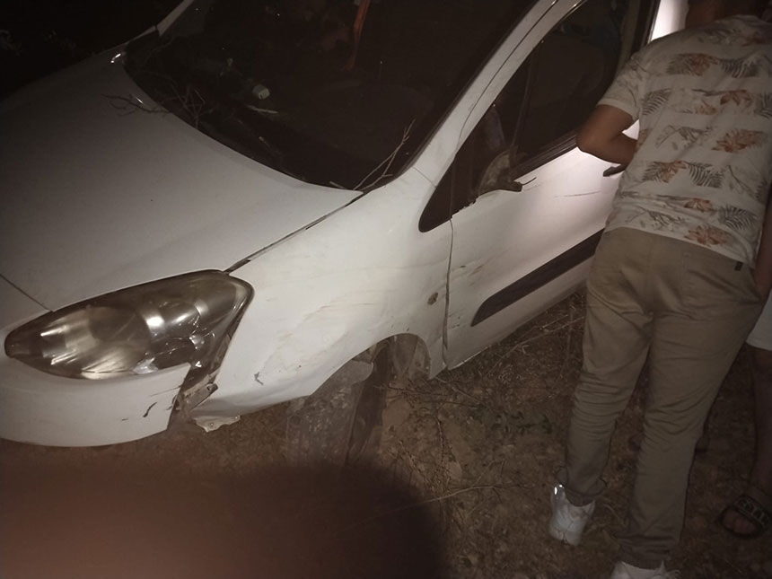 Denizlide Trafik Kazasi Sarampole Devrilen Aracin Surucusu Araniyor 4